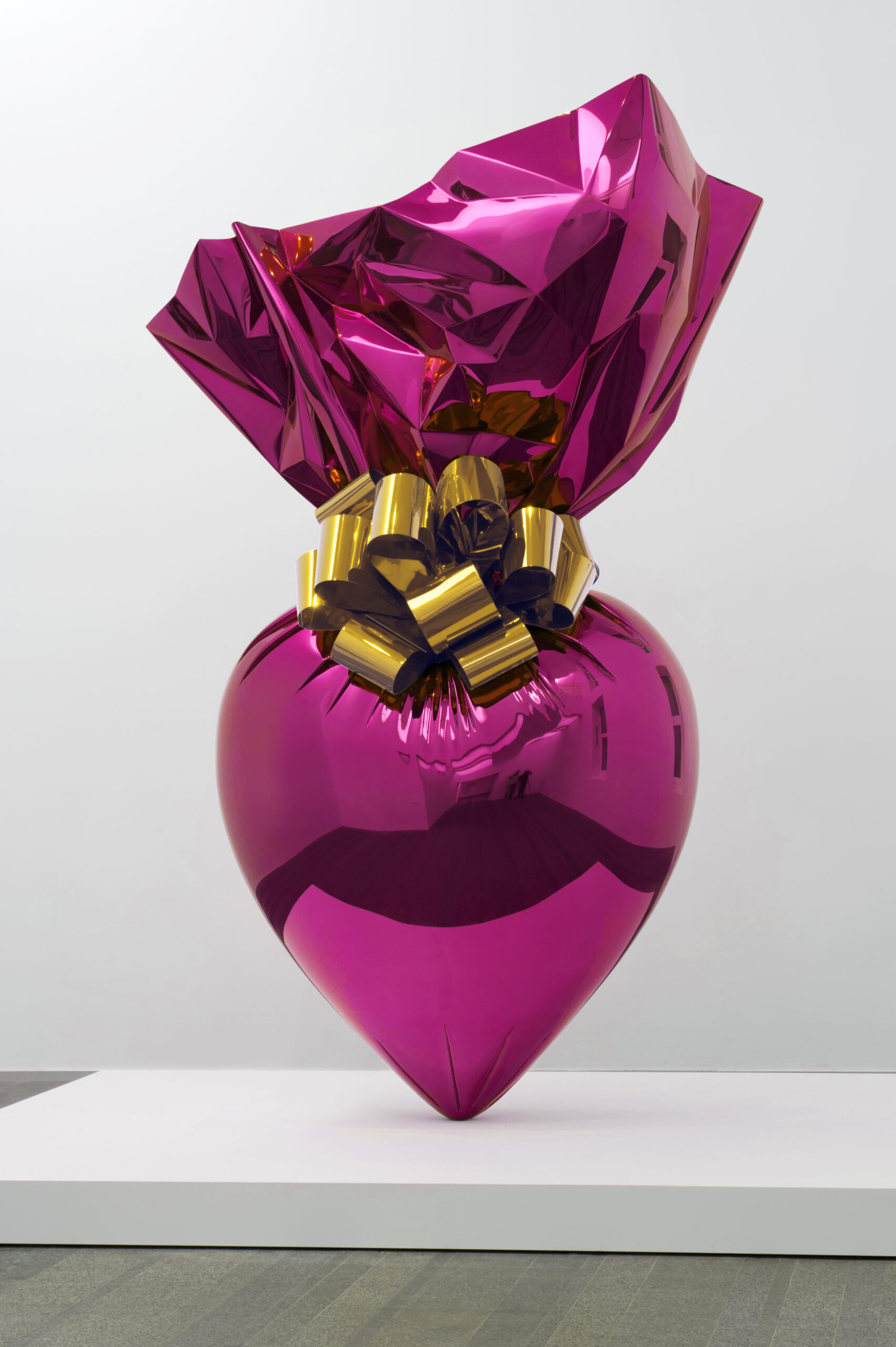 Opera di Jeff Koons a forma di cuore in acciaio inossidabile