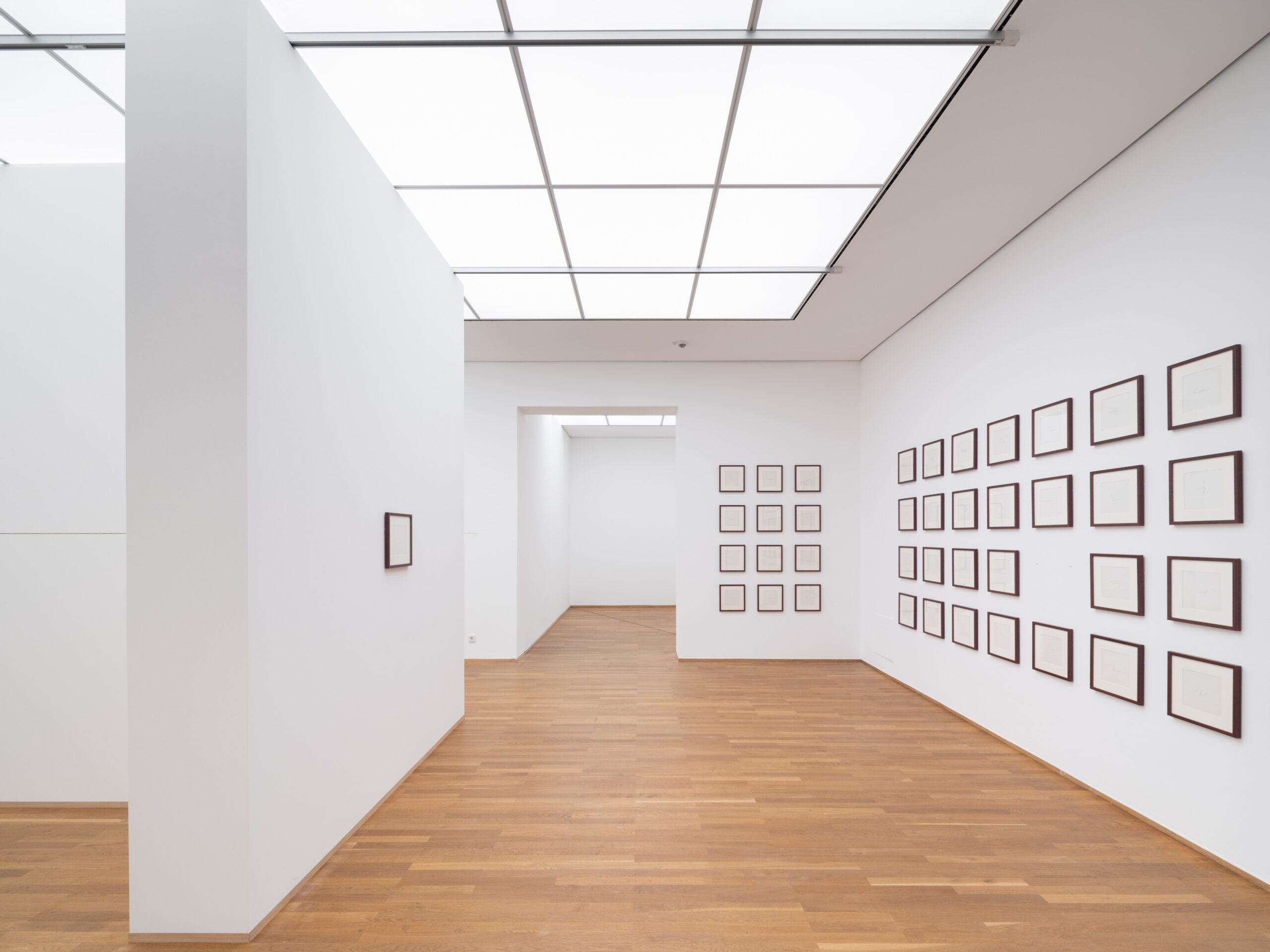 Fred Sandback, Vista della mostra, Simple Facts, Hamburger Bahnhof – Galleria Nazionale del Presente © Fred Sandback Estate © National Gallery, Musei nazionali di Berlino / Thomas Bruns