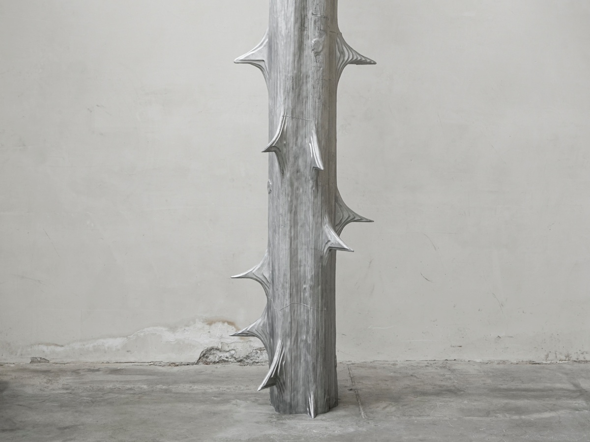 Alice Channer, Megaflora, 2021, Sand-Cast-Aluminum, 330 x 72 x 47 cm (1)