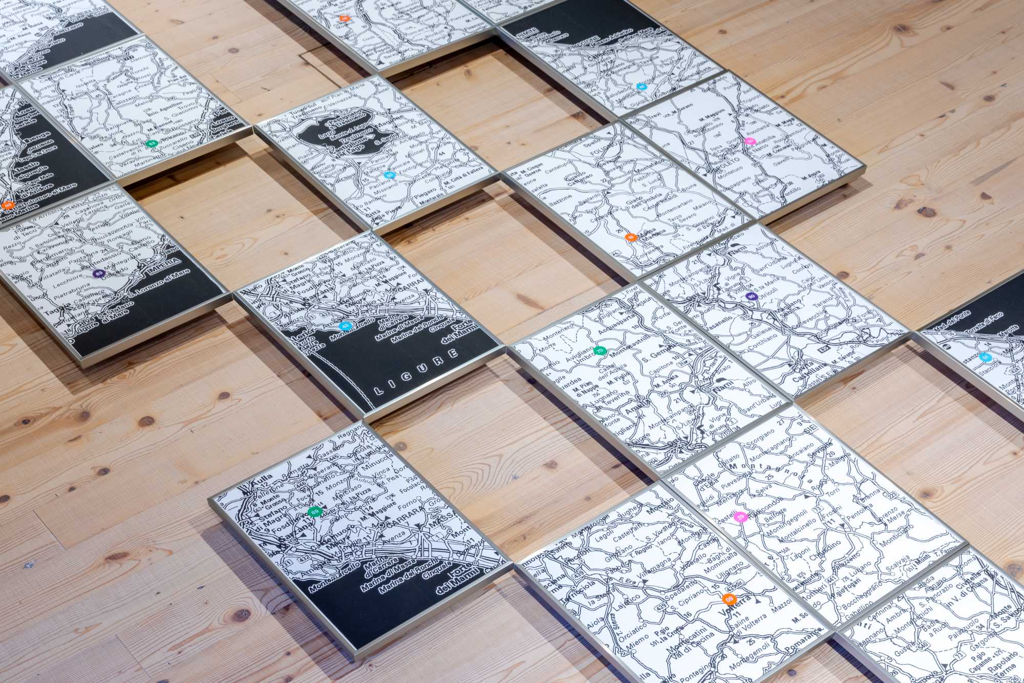 Atelier Tatanka, 100 borghi, 100 opere, 100 artisti, 2025, installazione ambientale, stampa risograph, cornici, legno © Fabrizio Vatieri Studio