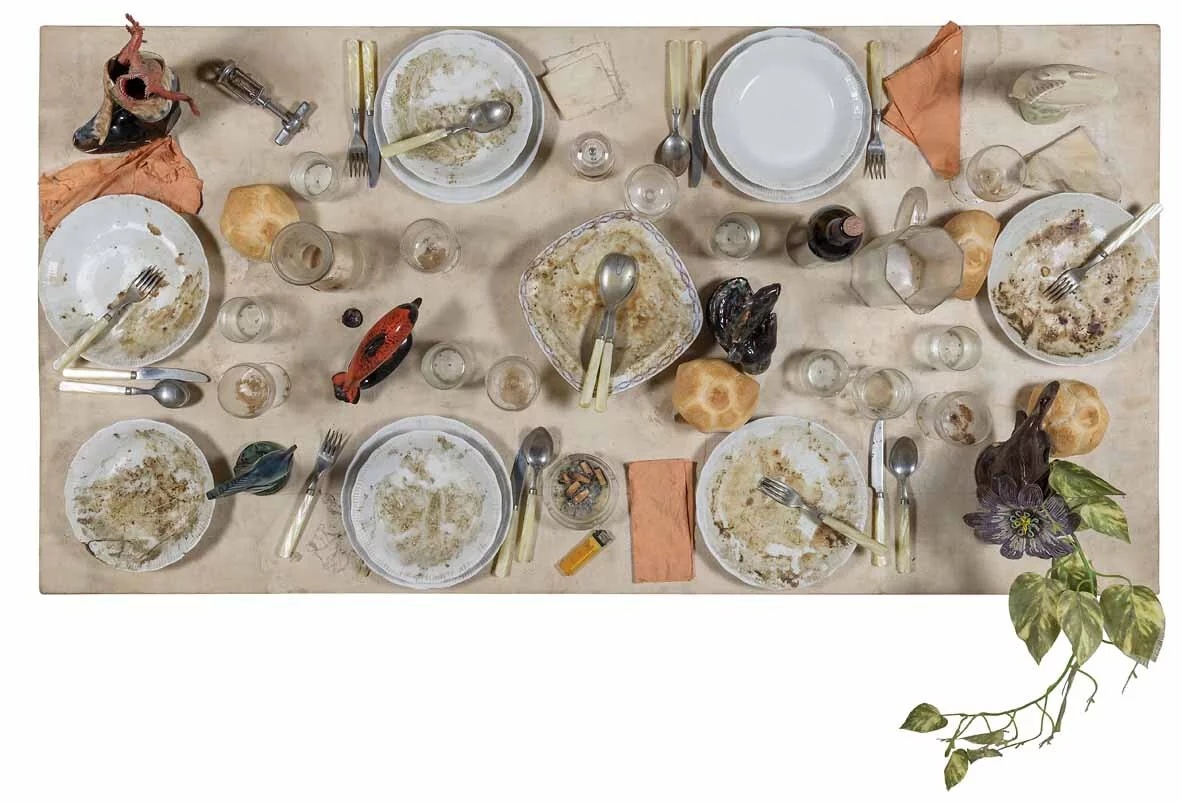 Daniel Spoerri: Cou de Poissons, 1992, Tableau-piège dalla serie “Post Sevillane” oggetti vari e tessuto su legno, cm 80x160x40