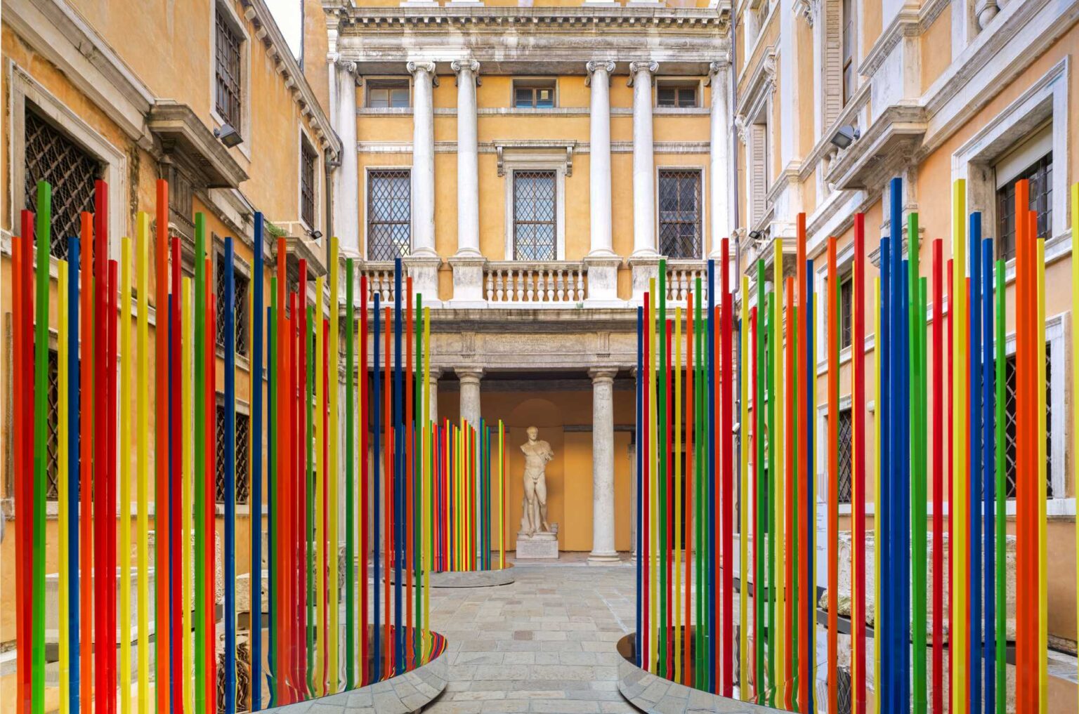 Kengo Kito, LINES, Metallo colorato, plexiglass, legno, 2025, A cura di Masahiko Haito, Organizzato da anonymous art project, photo credit: Jean Porcel, courtesy: Veronesi Namioka