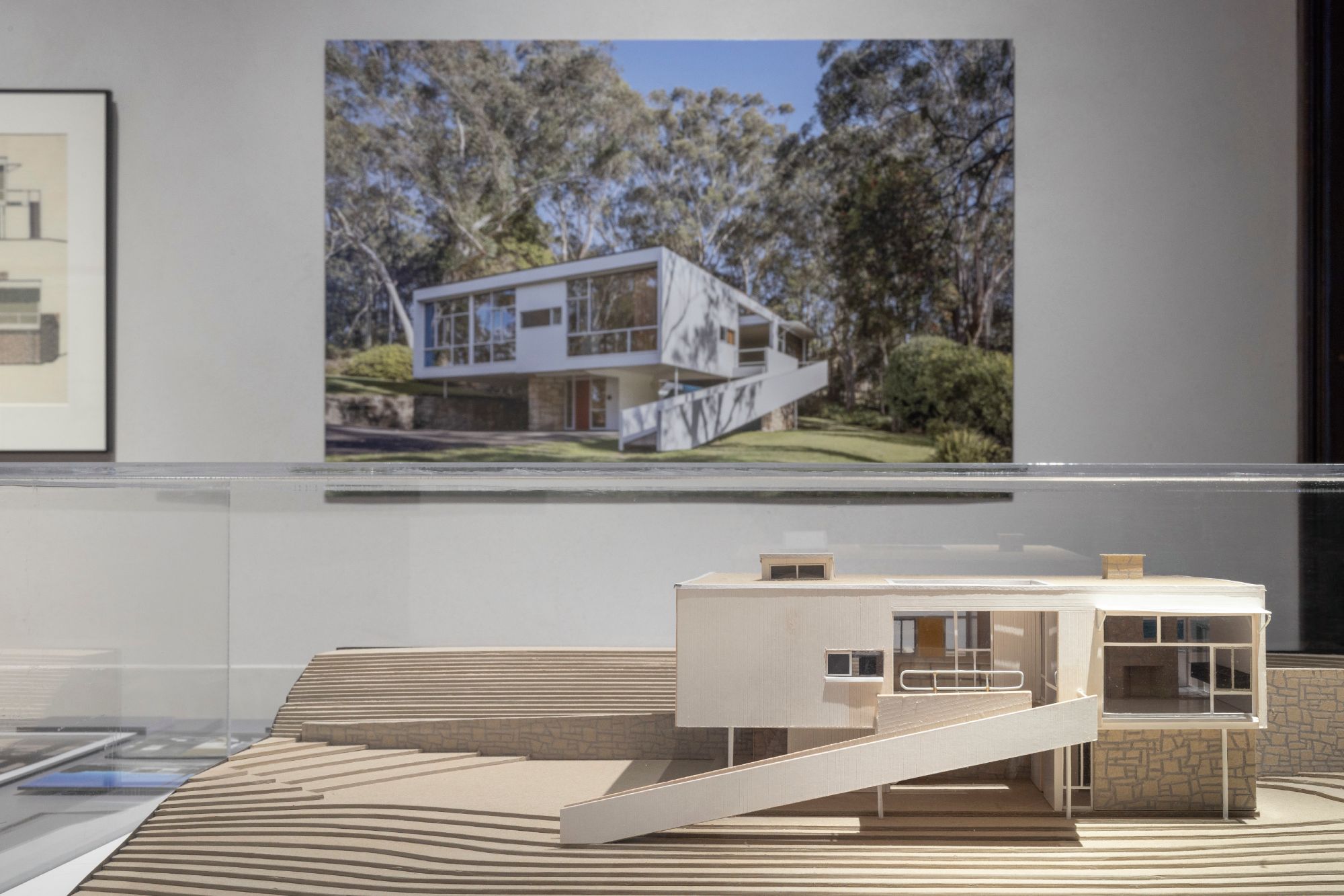 Vista della mostra “Migrating Modernism. The architecture of Harry Seidler”, SMAC San Marco Art Centre, Venezia, 2025. Foto: Enrico Fiorese.