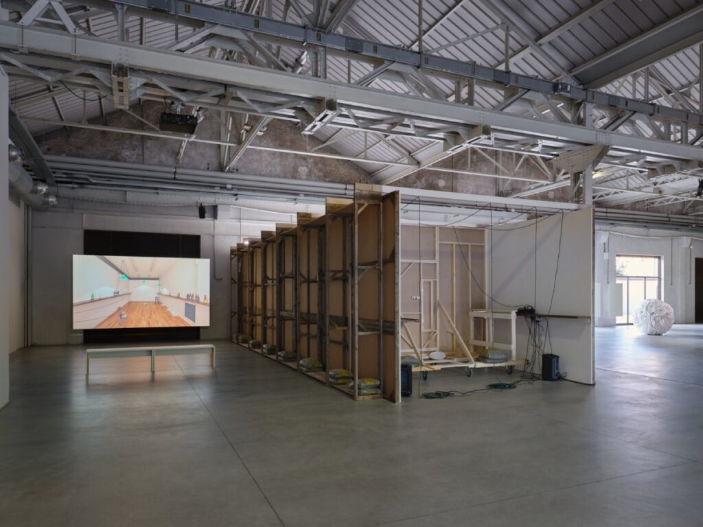 Aki Sasamoto, XYZ, veduta della mostra, Pirelli HangarBicocca, Milano,2026. Courtesy l’artista e Pirelli HangarBicocca, Milano, ph. Agostino Osio