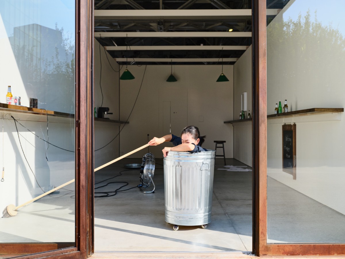Aki Sasamoto performance di Wrong Happy Hour, 2014 2026. Veduta dell’installazione, Pirelli HangarBicocca, Milano, 2026. Courtesy l’artista e Pirelli HangarBicocca, Milano, ph. Agostino Osio