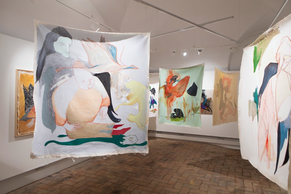 Chris Rocchegiani, La gru in volo, installation view, Sale Betto Tesei dei Musei Civici di Palazzo Pianetti, 2026 Foto © Fabrizio Carotti, Courtesy dell’artista