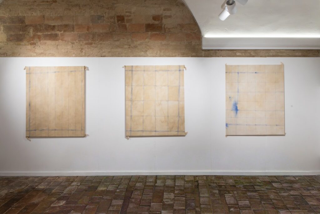 Chris Rocchegiani, Tentativo vano [strofinaccio 1, 2 e 3], 2026, installation view, Sale Betto Tesei dei Musei Civici di Palazzo Pianetti, 2026 Foto © Fabrizio Carotti, Courtesy dell’artista