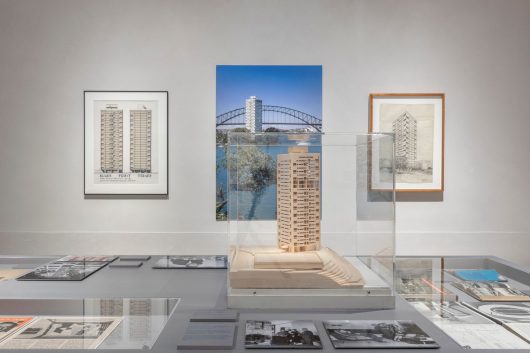 Vista della mostra “Migrating Modernism. The architecture of Harry Seidler”, SMAC San Marco Art Centre, Venezia, 2025. Foto: Enrico Fiorese.