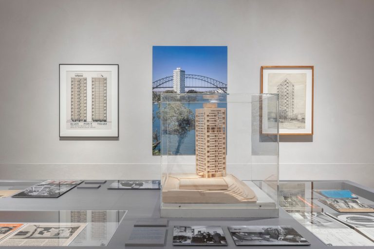 Vista della mostra “Migrating Modernism. The architecture of Harry Seidler”, SMAC San Marco Art Centre, Venezia, 2025. Foto: Enrico Fiorese.