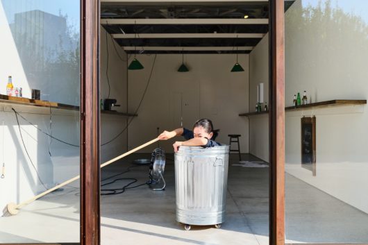 Aki Sasamoto performance di Wrong Happy Hour, 2014 2026. Veduta dell’installazione, Pirelli HangarBicocca, Milano, 2026. Courtesy l’artista e Pirelli HangarBicocca, Milano, ph. Agostino Osio