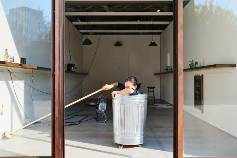 Aki Sasamoto performance di Wrong Happy Hour, 2014 2026. Veduta dell’installazione, Pirelli HangarBicocca, Milano, 2026. Courtesy l’artista e Pirelli HangarBicocca, Milano, ph. Agostino Osio