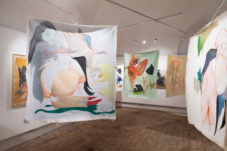 Chris Rocchegiani, La gru in volo, installation view, Sale Betto Tesei dei Musei Civici di Palazzo Pianetti, 2026 Foto © Fabrizio Carotti, Courtesy dell’artista