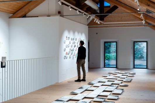 Dove non sono mai stato, là sono, installation view, primo piano, Fondazione Elpis, Milano © Fabrizio Vatieri Studio