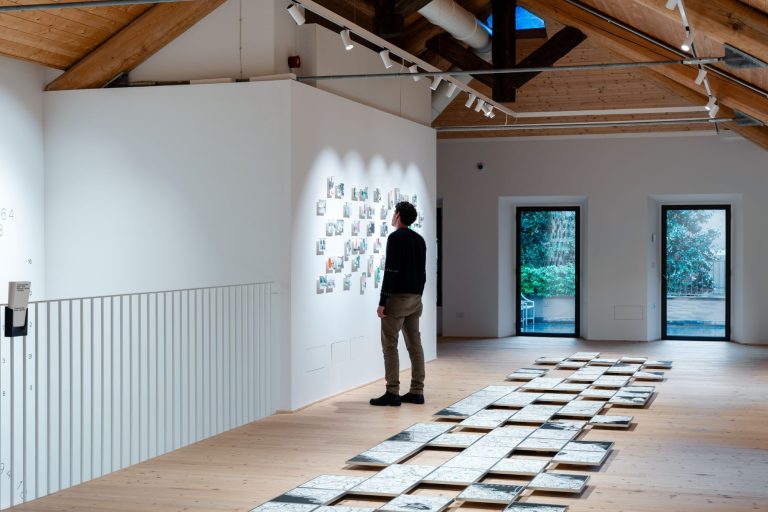 Dove non sono mai stato, là sono, installation view, primo piano, Fondazione Elpis, Milano © Fabrizio Vatieri Studio