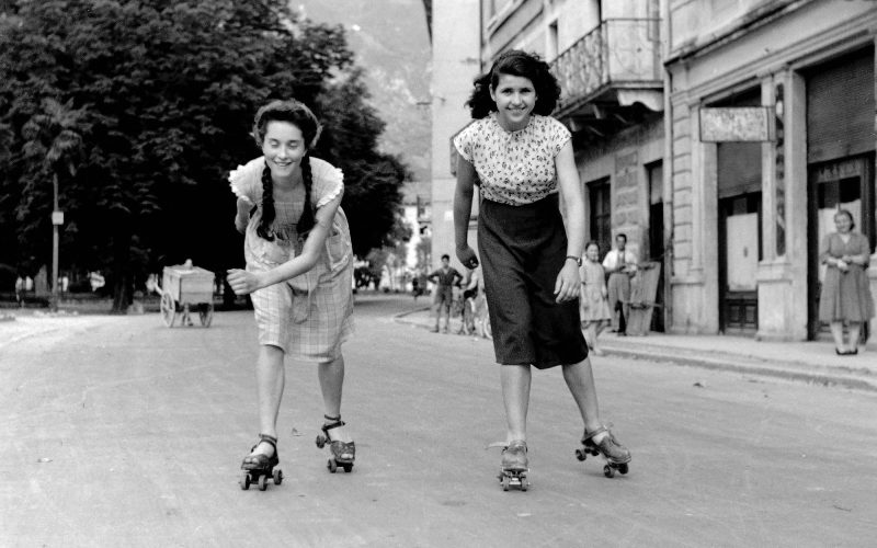 Giovanni Skulina, Due ragazze pattinano in via Garberie, Arco, 1946 - Courtesy MAG