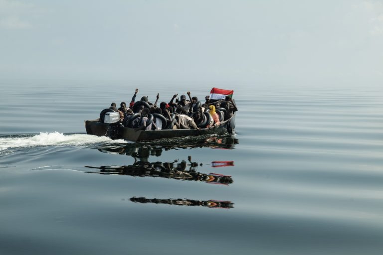 Gabriele Micalizzi, Migranti sudanesi a bordo di un’imbarcazione cercano di sfuggire alla Guardia Costiera Tunisina (2023) - Courtesy Ufficio stampa Laura Cometa