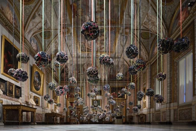 Galleria Borghese. Wangechi Mutu. Poemi della terra nera - 1 Installation view with Suspended Playtime © Galleria Borghese (1)