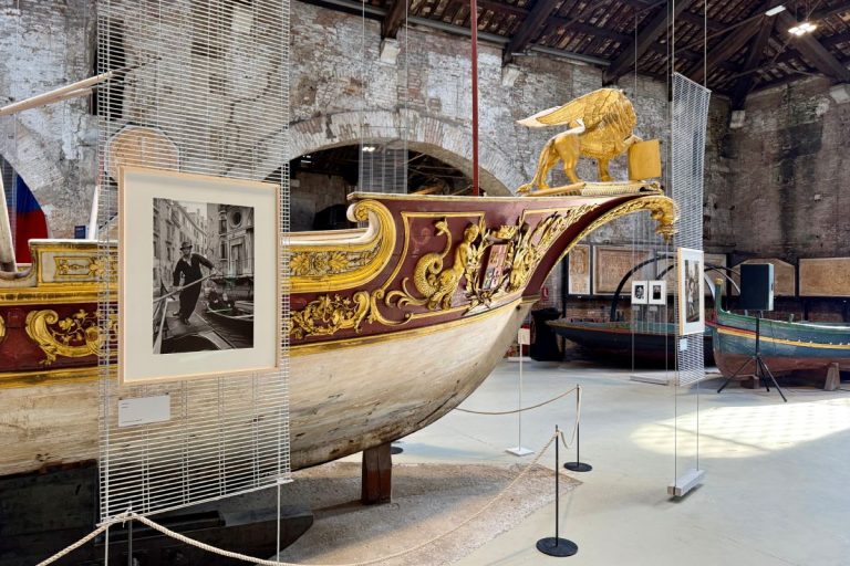 Installation view, Alfred Eisenstaedt. La fotografia era nell'aria, Padiglione delle Navi - Museo Storico Navale di Venezia, 2026