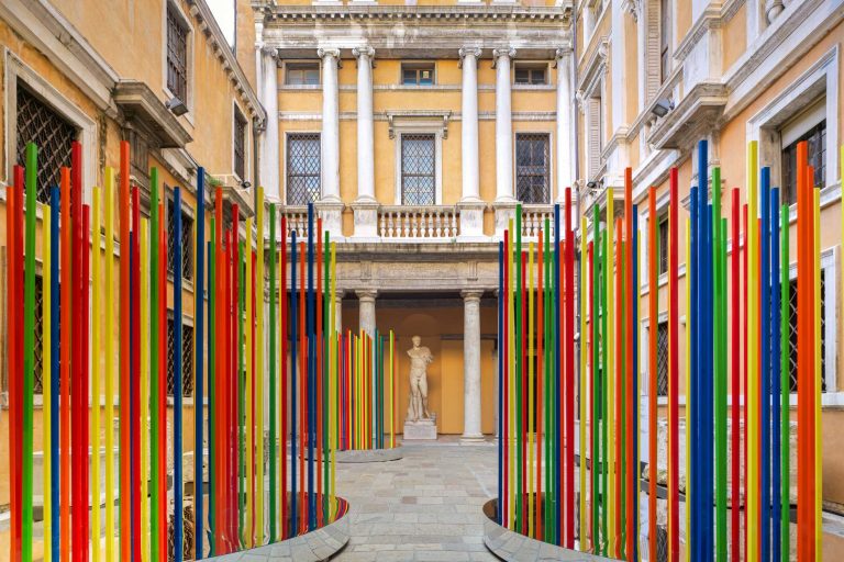 Kengo Kito, LINES, Metallo colorato, plexiglass, legno, 2025, A cura di Masahiko Haito, Organizzato da anonymous art project, photo credit: Jean Porcel, courtesy: Veronesi Namioka