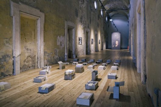 Lorenzo Tugnoli, Fa che sia un racconto, exhibition view, Ex Convento San Francesco, Bagnacavallo (Ravenna), 2025 - Courtesy PCM Studio, © fotografie di Lorenzo Tugnoli