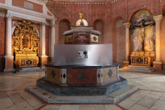 Michaël Borremans, The Veils, 2001 e The Measure II, 2007, Installation view at Battistero, Cremona Contemporanea | Art Week 2025, Installation design by Tommaso Meena, courtesy by the artist, David Zwirner e Collezione Giuseppe Iannaccone