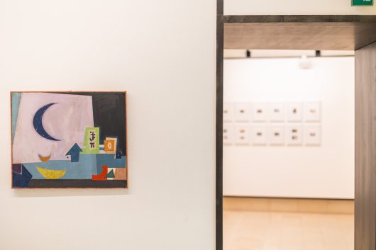 Exhibition view, Otto Hofmann. L'immaginario e il reale. Dal Bauhaus, un artista libero. Opere 1930-1954, Fondazione Biscozzi | Rimbaud ETS, Lecce 2025 - Luna blu, Cagnes, 1954 - Courtesy Archivio Otto Hofmann ©Marianne Hofmann