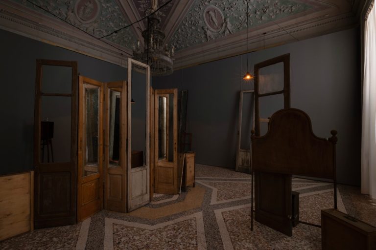 Shilpa Gupta. One Palm Closer to the Sky, 2026, installation view, Galleria d’Arte Moderna di Milano, ph. Andrea Rossetti. Courtesy Fondazione Furla