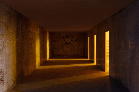 Sung Tieu, Untitled (Gehrenseestraße), veduta dell’allestimento, Castello di Rivoli, Inserzioni, courtesy Castello di Rivoli. Ph. Ph. Sebastiano Pellion di Persano