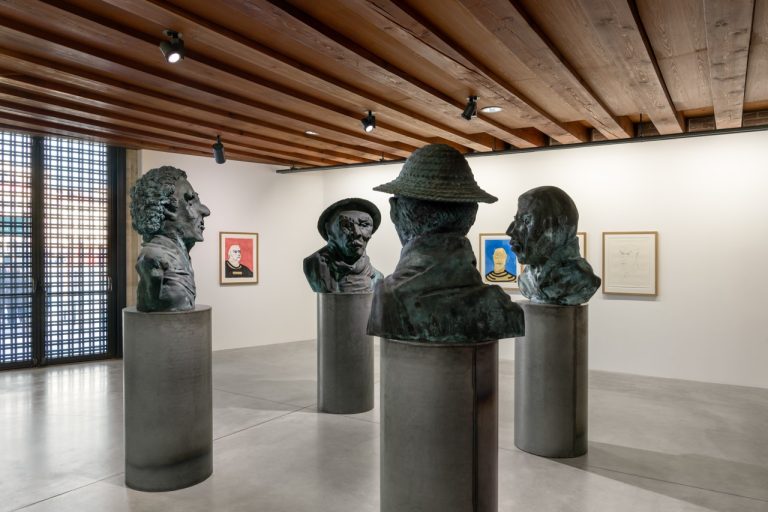 Thomas Schütte, Fratelli, 2012, Pinault Collection; Criminali, 1992, Collection of the artist. Installation view, “Thomas Schütte. Genealogies”, 2025, Punta della Dogana, Venezia. Ph. Marco Cappelletti © Palazzo Grassi