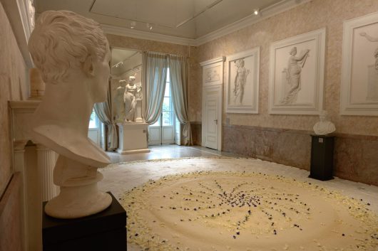 Maria Dompè, To the women who are not allowed to fulfill their dreams!, installation view, Villa Carlotta, Tramezzina, 2025 - Courtesy l'artista e Villa Carlotta